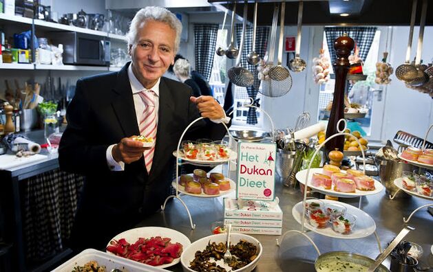 Pierre Dukan သည် အစားအသောက် ဟင်းလျာများဖြင့် ဝန်းရံထားသည်။